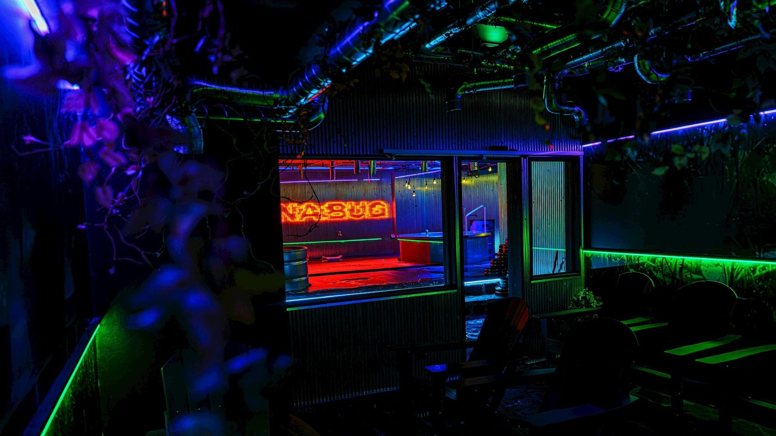 暗闇に浮かぶサウナ施設SAUNA BUGのLEDネオン演出